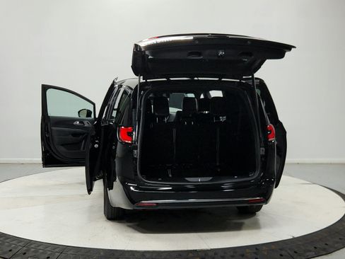 Used 2025 Chrysler Pacifica Select FWD image 16