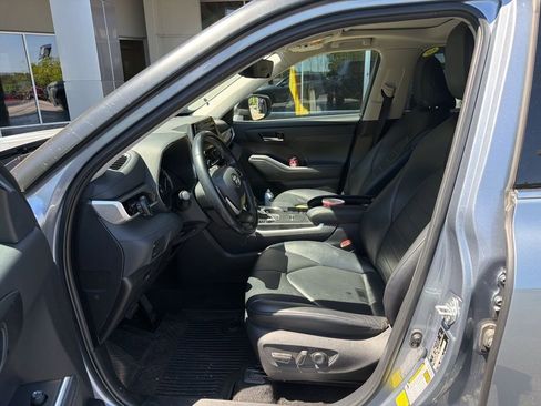 Used 2022 Toyota Highlander XLE image 6