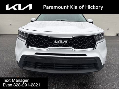 Used 2023 Kia Sorento LX image 2