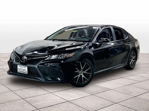 Used 2023 Toyota Camry SE image 1
