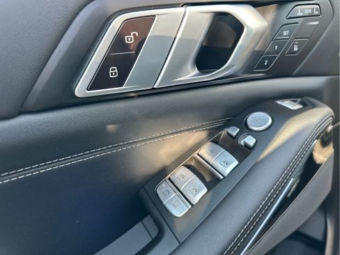 Used 2024 BMW X7 xDrive40i w/ M Sport Package AWD/4WD image 8