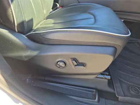 Used 2021 Chrysler Pacifica Limited w/ Uconnect Theater Family Group image 32