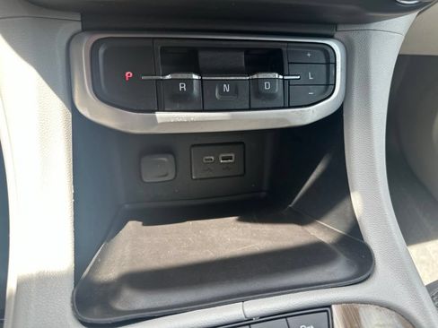 Used 2022 GMC Acadia SLE FWD image 42
