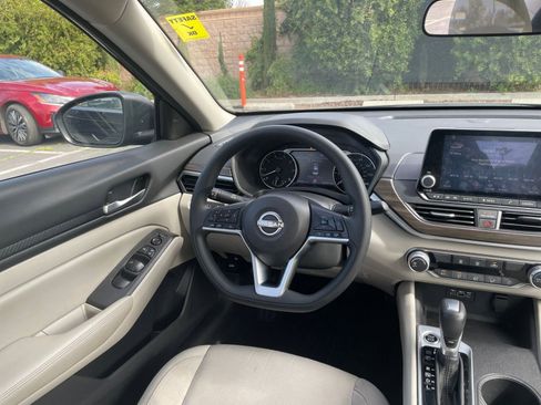 Used 2025 Nissan Altima 2.5 SV image 34