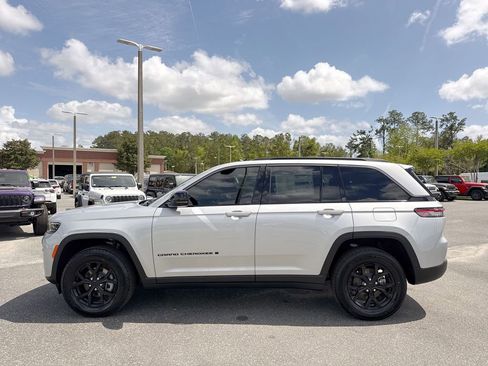 New 2026 Jeep Grand Cherokee Altitude image 6