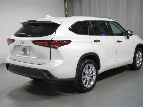 Used 2024 Toyota Highlander Limited image 8