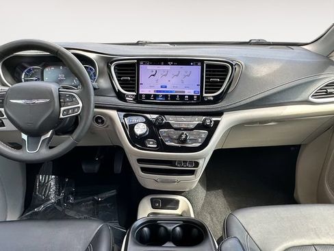 Used 2024 Chrysler Pacifica Limited FWD image 11
