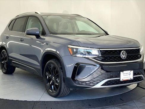 Certified 2023 Volkswagen Taos SE w/ Panoramic Sunroof Package image 2