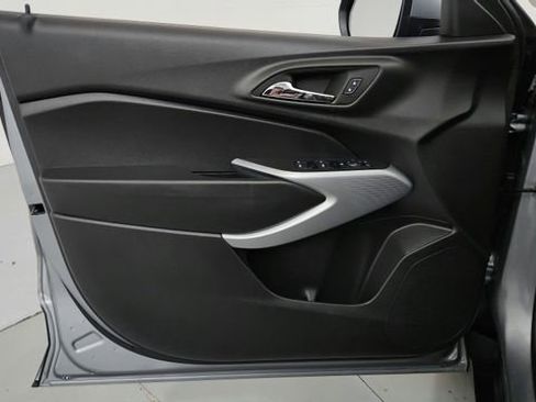 Used 2025 Chevrolet Trax LS w/ LS Convenience Package image 11