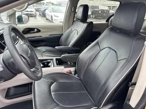 Used 2022 Chrysler Pacifica Limited FWD image 3