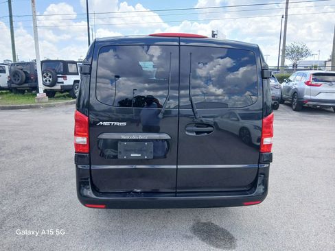 Used 2017 Mercedes-Benz Metris Passenger image 5