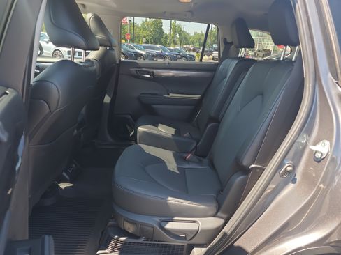 Certified 2025 Toyota Highlander Limited AWD/4WD image 28