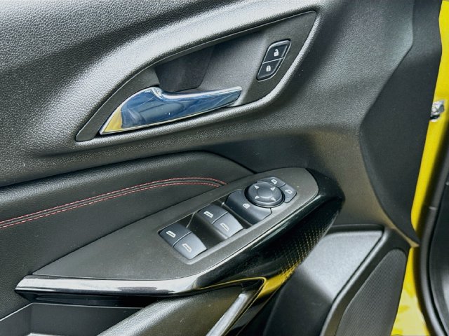 Used 2024 Chevrolet Trax RS w/ Sunroof Package FWD image 24
