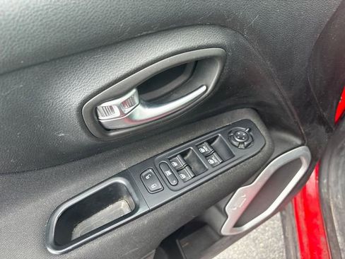 Used 2018 Jeep Renegade Latitude AWD/4WD image 16