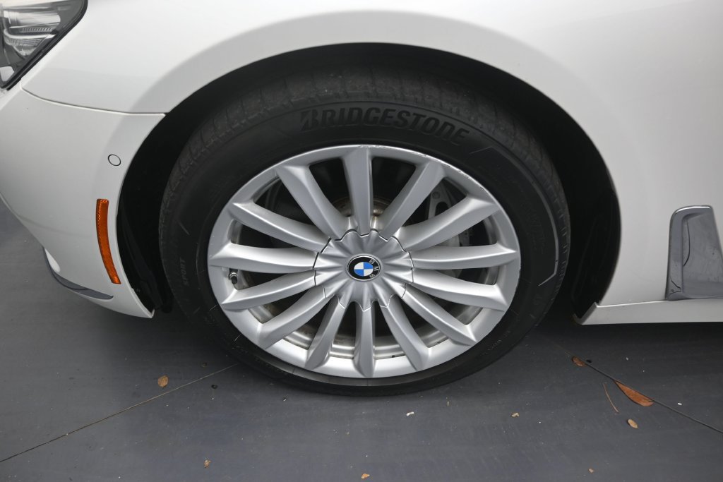 Used 2019 BMW 740i w/ Executive Package RWD image 9