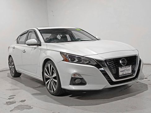 Used 2020 Nissan Altima 2.0 Platinum FWD image 31