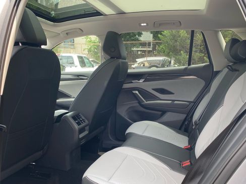 Used 2025 Volkswagen Tiguan SE AWD/4WD image 17