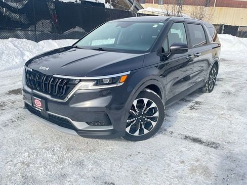 Used 2024 Kia Carnival EX image 1