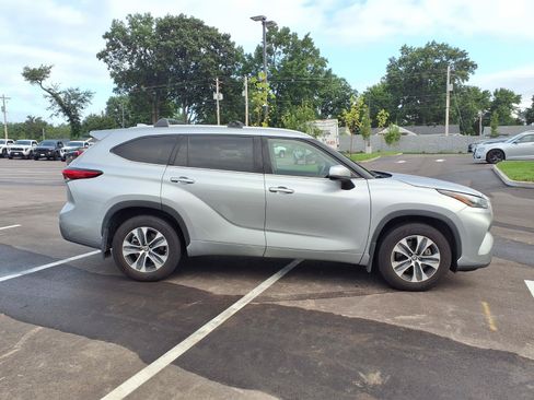 Used 2022 Toyota Highlander XLE AWD/4WD image 2
