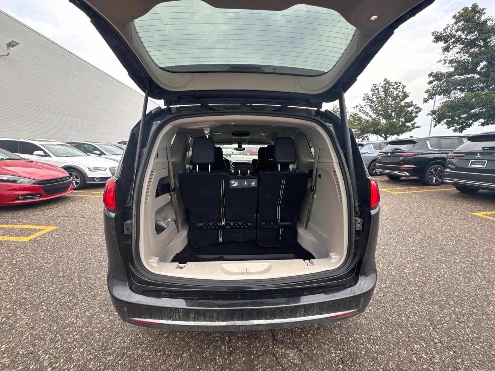 Used 2018 Chrysler Pacifica Touring-L FWD image 4