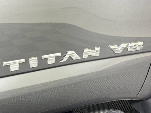 Used 2018 Nissan Titan SL AWD/4WD image 17