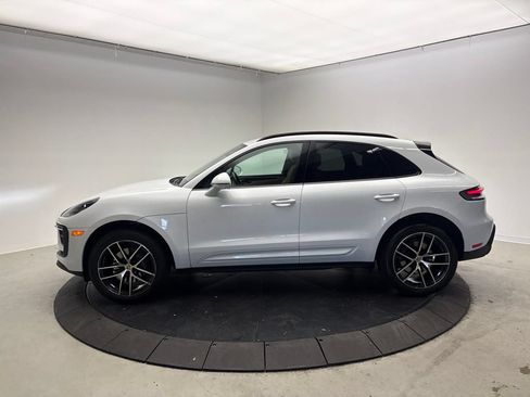 Certified 2023 Porsche Macan AWD/4WD image 2