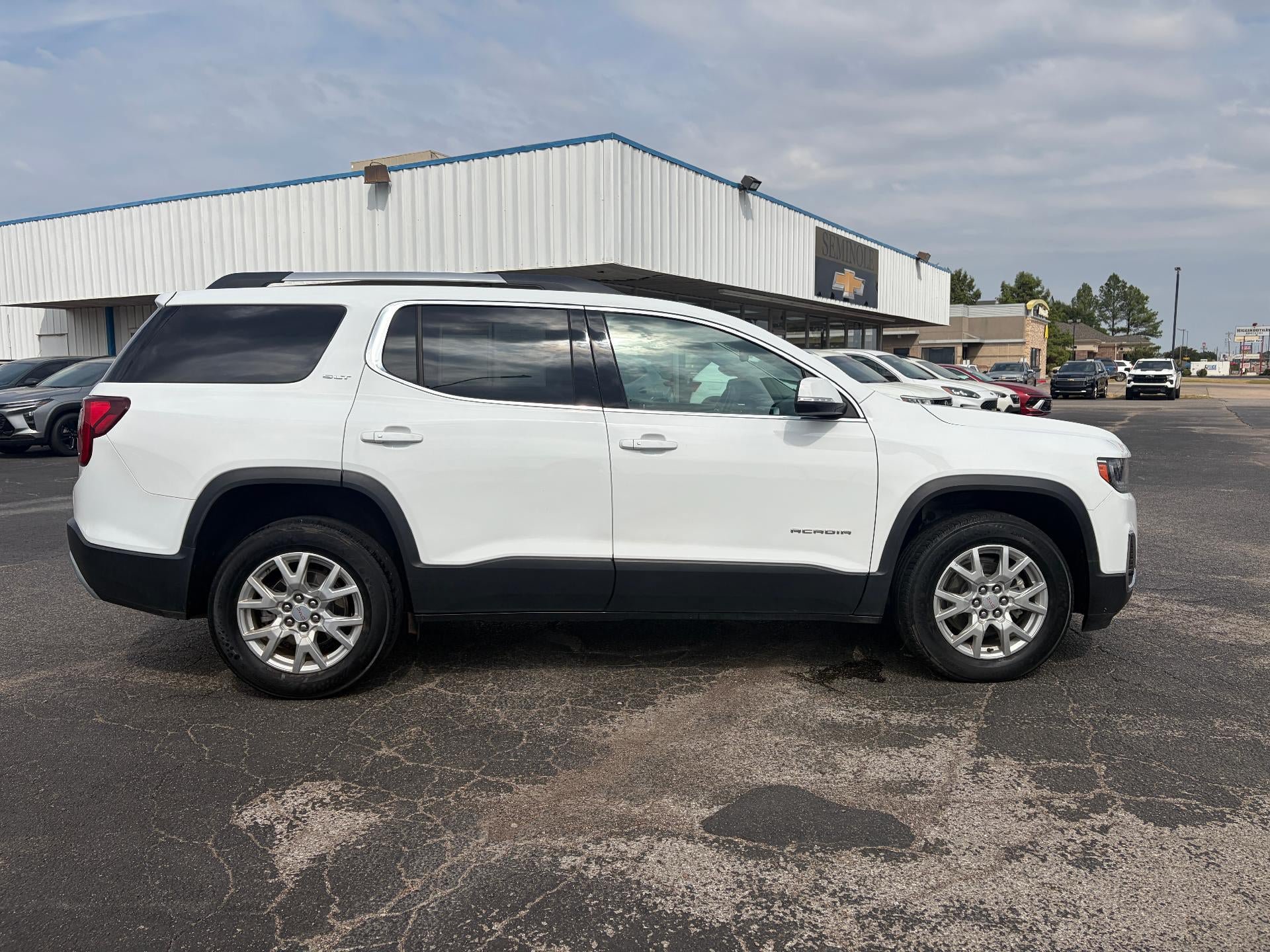 Used 2023 GMC Acadia SLT FWD image 9