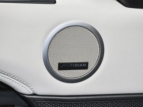 Used 2025 Land Rover Discovery S image 12