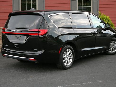 Used 2023 Chrysler Pacifica Touring-L FWD image 5