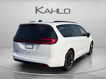 New 2026 Chrysler Pacifica Select w/ S Appearance Package