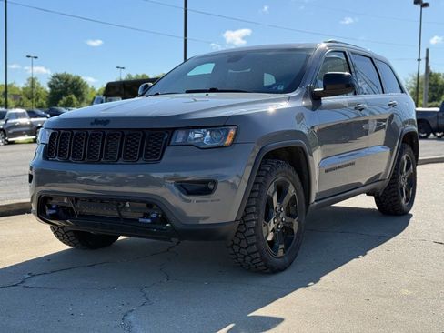 Used 2019 Jeep Grand Cherokee Laredo AWD/4WD image 2