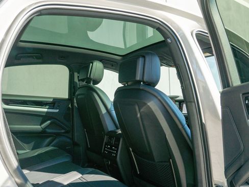 Used 2025 Porsche Cayenne Sport Utility 4D image 50