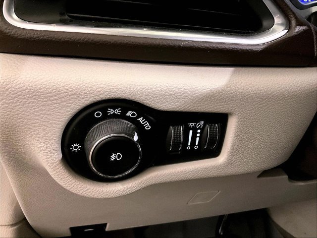 Used 2019 Chrysler Pacifica Touring-L Plus w/ Tire & Wheel Group FWD image 32