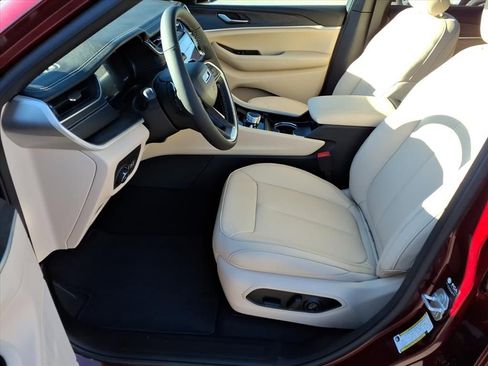 New 2025 Jeep Grand Cherokee Limited image 11