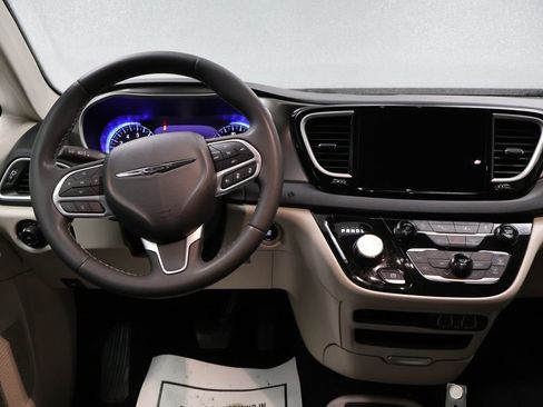 Used 2023 Chrysler Pacifica Touring-L image 18