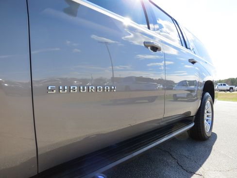 Used 2019 Chevrolet Suburban LT image 11