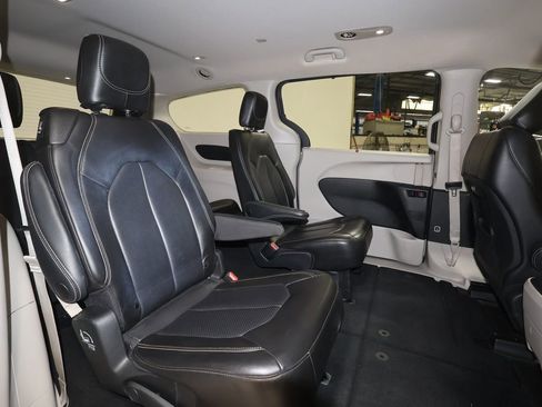 Used 2023 Chrysler Pacifica Touring-L image 23