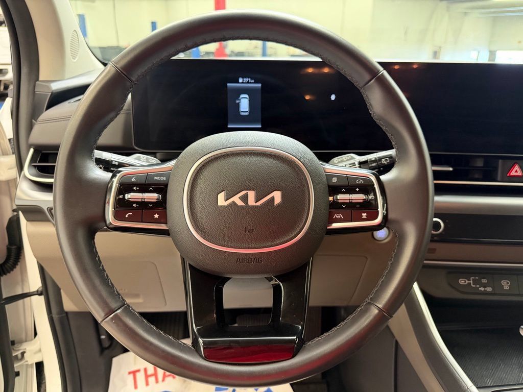 Used 2025 Kia Carnival FWD image 30