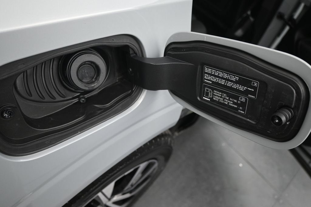 Certified 2024 Volvo XC60 B5 Plus AWD/4WD image 17