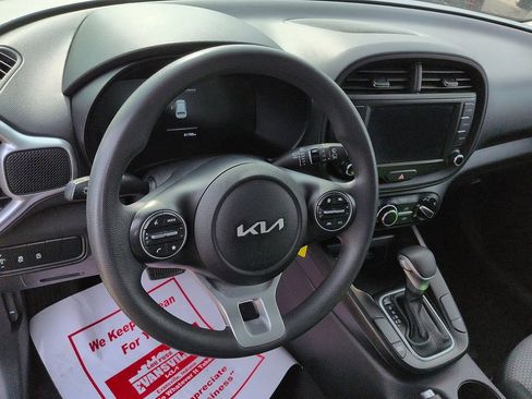 Used 2023 Kia Soul LX w/ LX Technology Package image 9