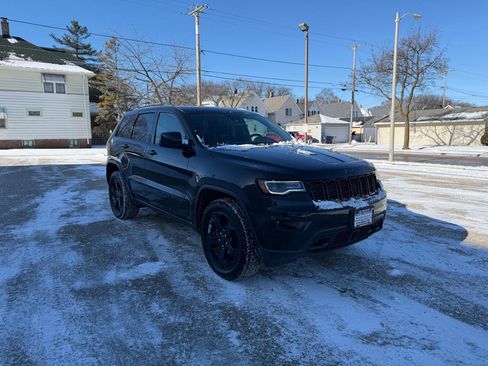 Used 2020 Jeep Grand Cherokee Laredo image 1