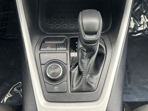 Used 2025 Toyota RAV4 LE image 37