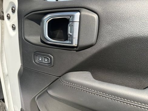 Used 2022 Jeep Wrangler Unlimited Sahara AWD/4WD image 40