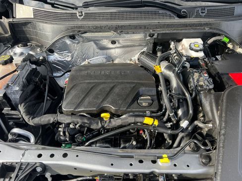 Used 2025 Chevrolet Trax LT image 32