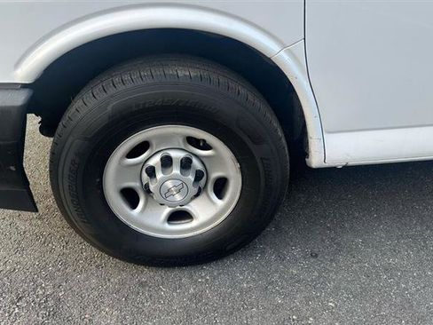 Used 2017 Chevrolet Express 2500 image 33