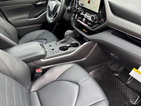 New 2026 Toyota Highlander XLE image 16