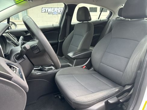Used 2017 Chevrolet Cruze LT FWD image 10