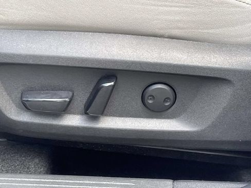 Used 2025 Nissan Rogue SV FWD image 17