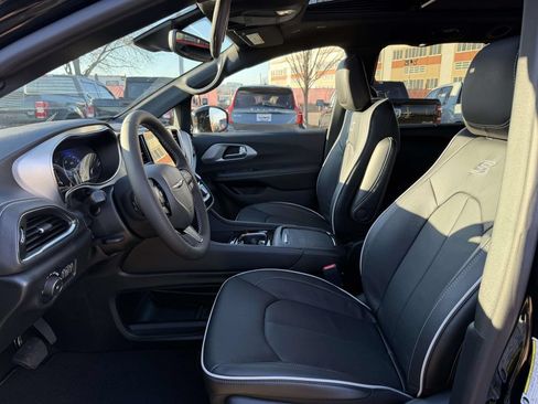 New 2026 Chrysler Pacifica Limited w/ S Appearance Package AWD/4WD image 14