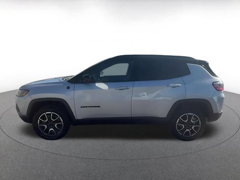 Used 2025 Jeep Compass Trailhawk AWD/4WD image 9